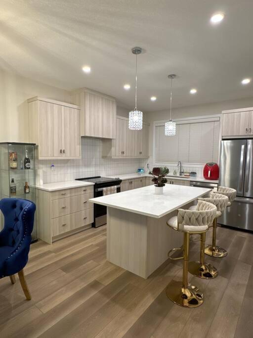 Luxury Home Away From Home, A Villa With 3 Bdrm And 3 Bath Calgary Bagian luar foto