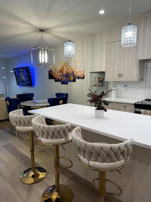 Luxury Home Away From Home, A Villa With 3 Bdrm And 3 Bath Calgary Bagian luar foto