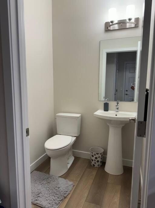 Luxury Home Away From Home, A Villa With 3 Bdrm And 3 Bath Calgary Bagian luar foto