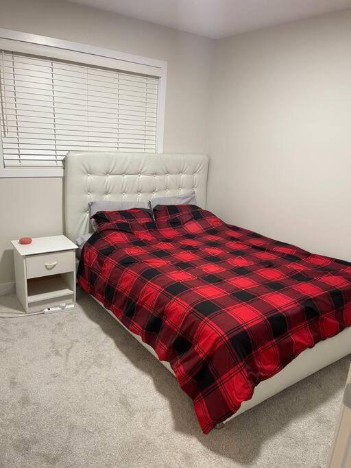 Luxury Home Away From Home, A Villa With 3 Bdrm And 3 Bath Calgary Bagian luar foto