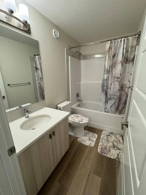 Luxury Home Away From Home, A Villa With 3 Bdrm And 3 Bath Calgary Bagian luar foto