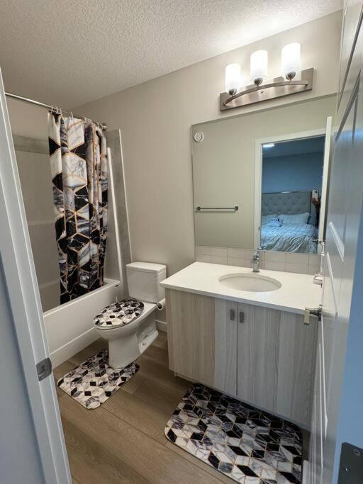 Luxury Home Away From Home, A Villa With 3 Bdrm And 3 Bath Calgary Bagian luar foto